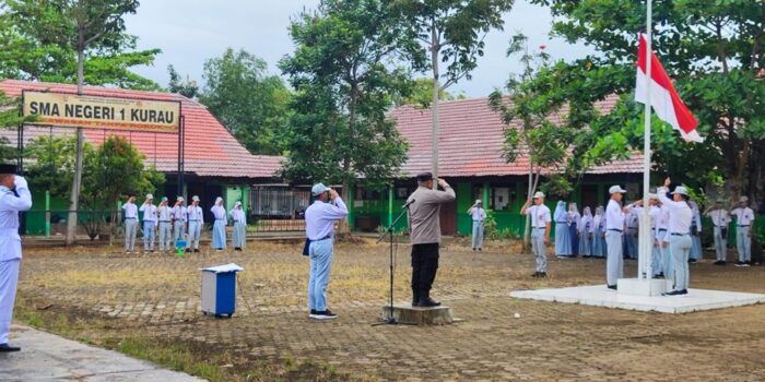 Polsek Kurau Iptu Bambang Hariansyah, saat menjadi pembina upacara di SMAN 1 Kurau, Senin (27/4/2026)