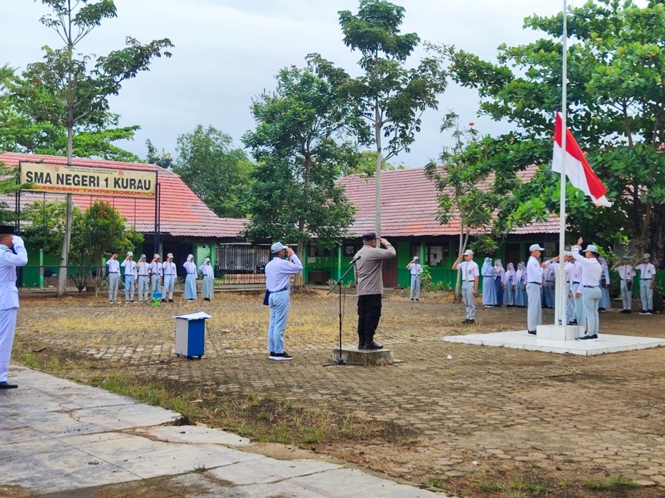 Polsek Kurau Iptu Bambang Hariansyah, saat menjadi pembina upacara di SMAN 1 Kurau, Senin (27/4/2026)